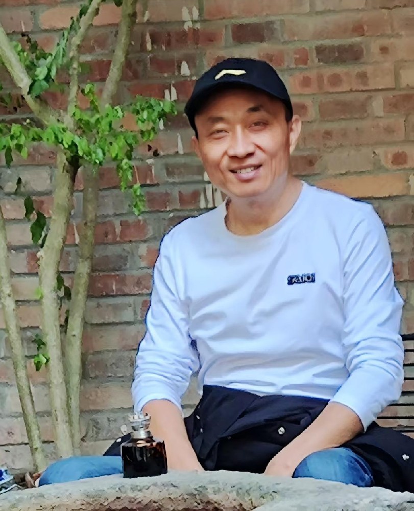 應(yīng)鎮(zhèn)文（國(guó)瓷紅葉畫院研究員）